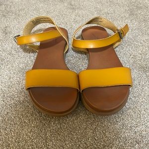 Universal thread sandals
